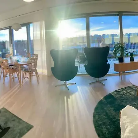 Tilava Kattohuoneisto Suurella Parvekkeella Appartamento *